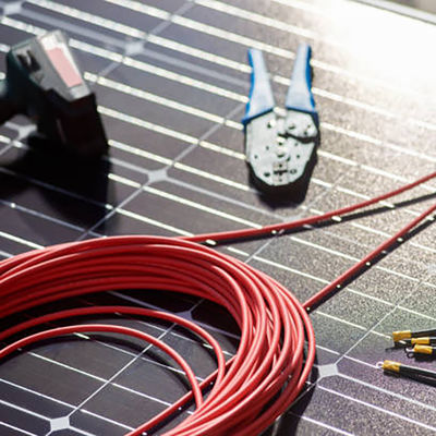 Solarenergiesysteme MH4 Solarpanel PV Crimping 1CX2.5MM2 DC H1Z2Z2-K 1500V mit PV-Kabelschneider und Isolierkabel